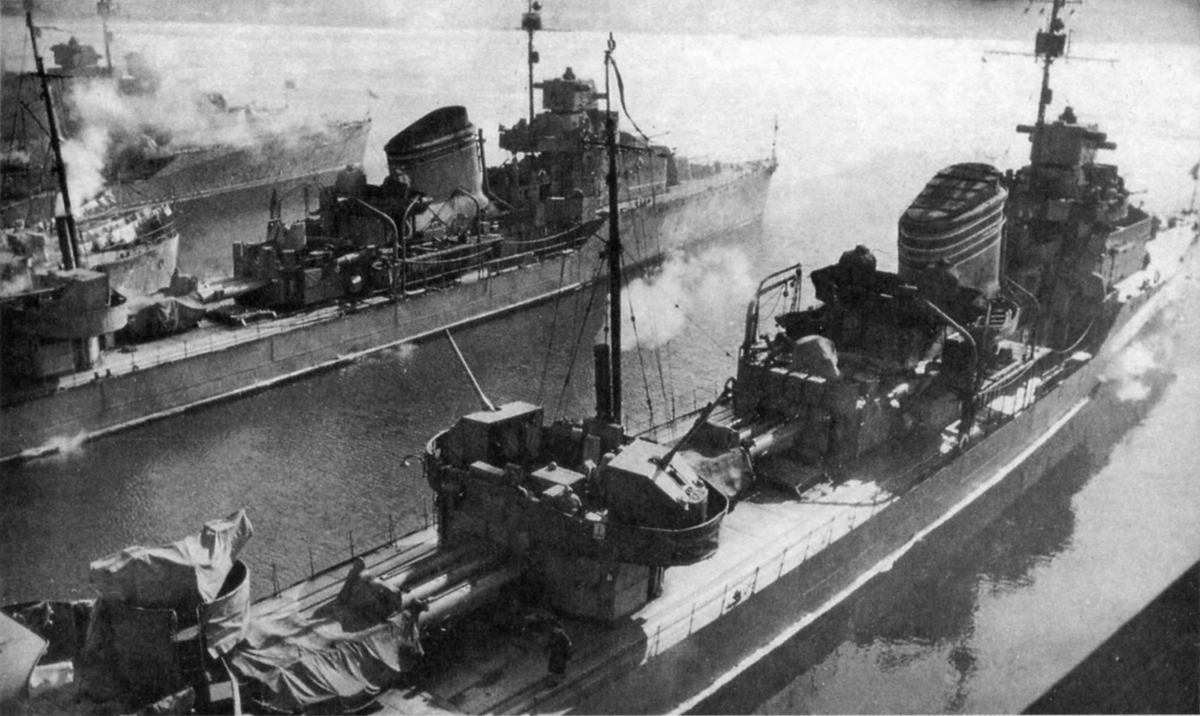 На переднем плане эсминец «Рекордный», примерно 1943—44 гг.