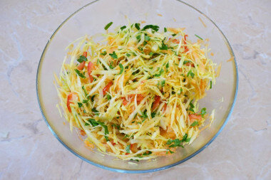 ПОШАГОВОЕ ПРИГОТОВЛЕНИЕ
Время приготовления: 15 мин
ШАГ 1:
Как сделать витаминный салат из капусты и моркови? Подготовьте для этого необходимые ингредиенты. С кочана капусты снимите 2-4 внешних листика. Они нам не понадобятся. Яблоко выбирайте кисло-сладкое по вкусу.
ШАГ 2:
Капусту нашинкуйте с помощью острого ножа. Постарайтесь сделать это как можно тоньше. Когда капуста тоненько нашинкована, салат получается очень нежный. Нашинкованную капусту помните руками. Это необходимо для того, чтобы она стала мягче и сочнее. Затем переложите капусту в чашу, в которой будете готовить салат.
ШАГ 3:
Морковь и яблоко очистите от кожуры и ополосните от загрязнений. Морковь натрите на средней терке, а яблоко на крупной. При контакте с воздухом тертое яблоко начинает темнеет. Можно его немного сбрызнуть лимонным соком.
ШАГ 4:
Лук очистите и нарежьте тонко нарежьте.
ШАГ 5:
Так же нарежьте тонкими брусочками болгарский перец. Я добавила всего лишь половину перца. Но вы можете добавить и целый. В чашу к салату выложите нарезанный лук и болгарский перец.
ШАГ 6:
Полейте салат растительным маслом и соком лимона. По вкусу добавьте соль и сахар.
ШАГ 7:
Добавьте в салат немного измельченной свежей зелени и все ингредиенты перемешайте. Витаминный салат готов! Переложите его в салатник и подавайте к столу! Приятного аппетита!