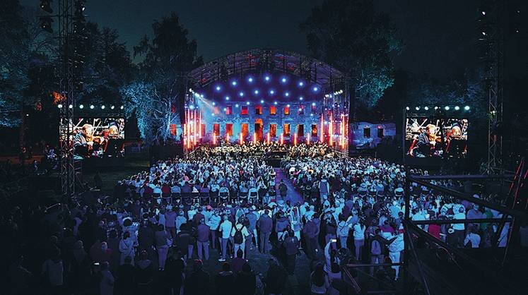    РУССКОЕ КОНЦЕРТНОЕ АГЕНТСТВО Художественный руководитель концерта — маэстро Юрий Башмет. Ведущие — Дарья Златопольская и Андрей Малахов