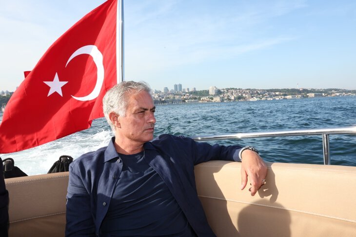 «Эта футболка – теперь моя кожа». Жозе Моуринью и турецкий футбол – рано или поздно это должно было случиться. Представление нового тренера «Фенербахче» превратилось в массовый митинг в Стамбуле.