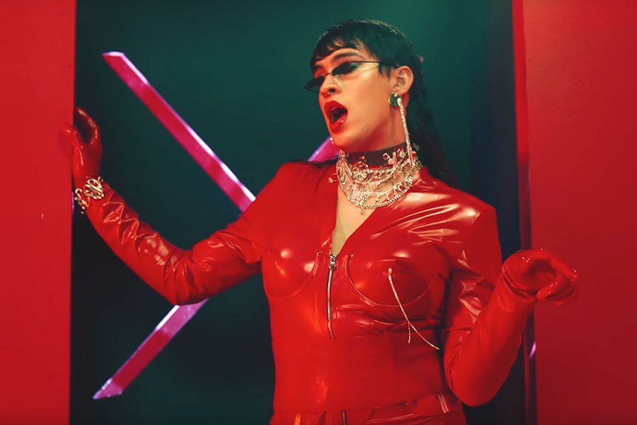 Bad Bunny в красном