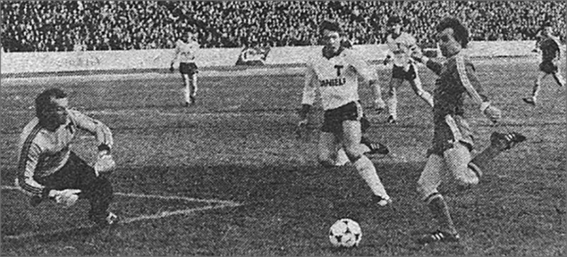 «Торпедо» - ЦСКА (Москва) – 0:2. Слева направо вратарь автозаводцев Валерий Сарычев, торпедовцы Николай Савичев (вдали), Валентин Ковач, Александр Полукаров и армеец Олег Сергеев.