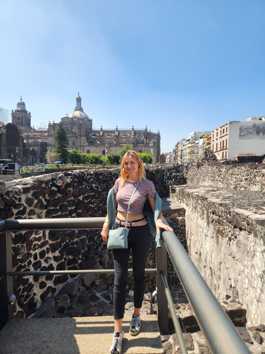 В центре Мехико на главной площади находятся руины древнего города ацтеков.   Он был найден в 20м веке группой археологов.   Предполагается, что в городе проживали 200 тыс.человек.