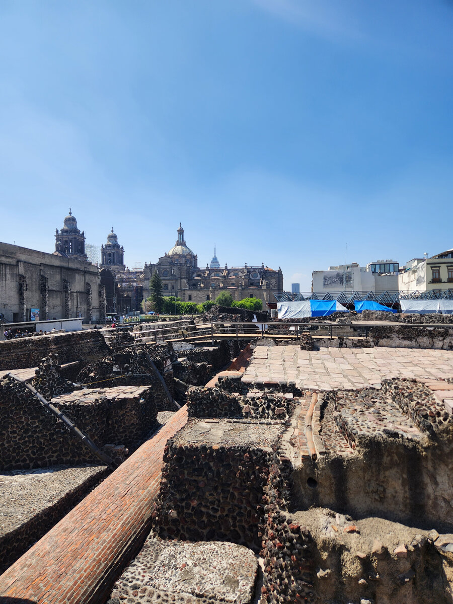В центре Мехико на главной площади находятся руины древнего города ацтеков.   Он был найден в 20м веке группой археологов.   Предполагается, что в городе проживали 200 тыс.человек.-2
