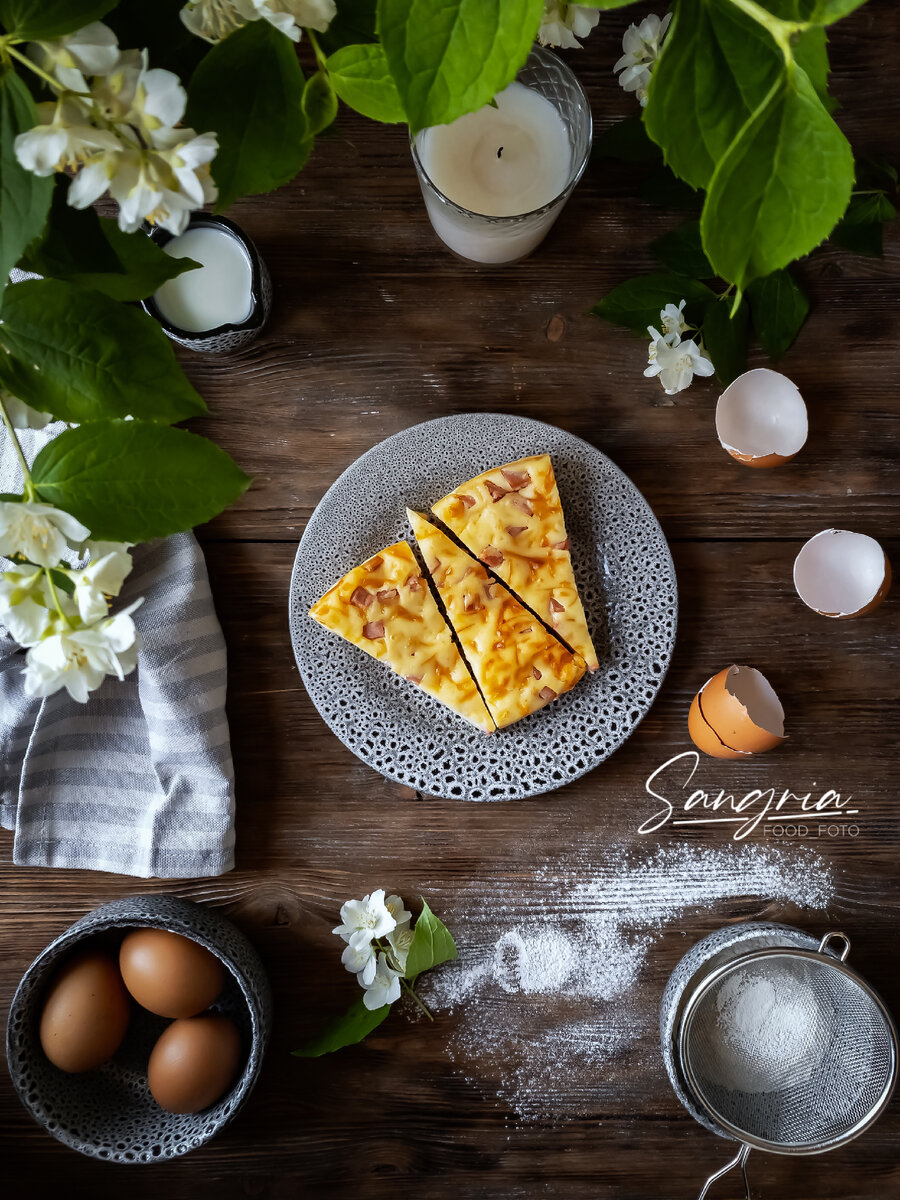 Закусочный пирог с сыром и колбасой 