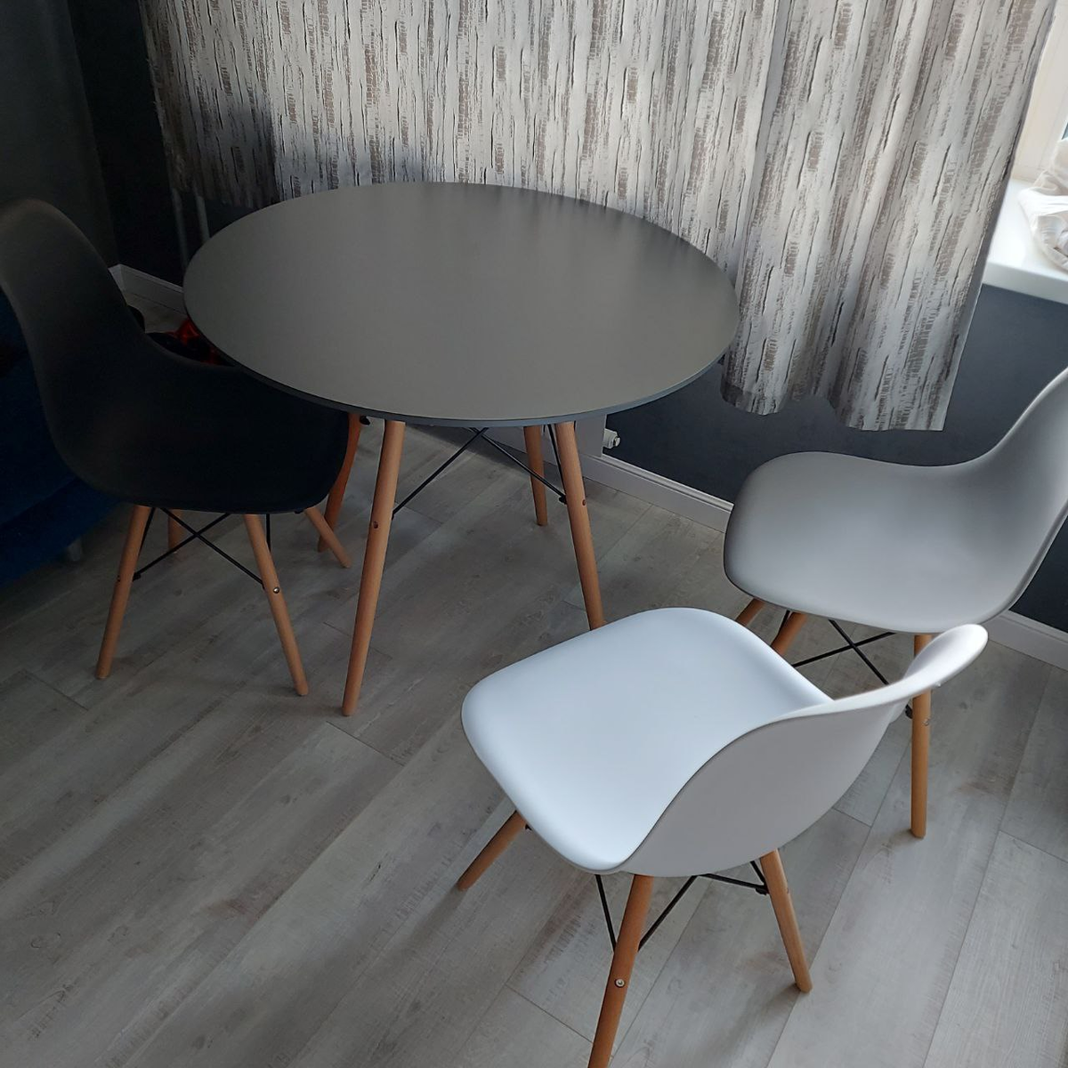 Весь комплект (3 стула и стол) мне обошелся в 7500 рублей