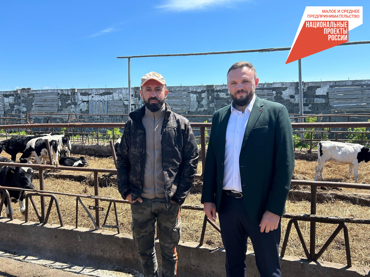 Фермер Сергей Журавлев и заместитель министра сельского хозяйства и торговли Сахалинской области Владимир Кравченко