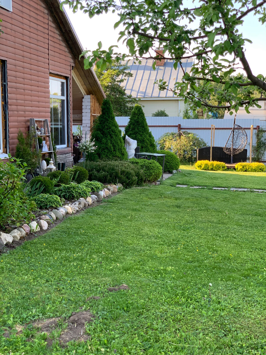 Ценьральная клумба перед домом