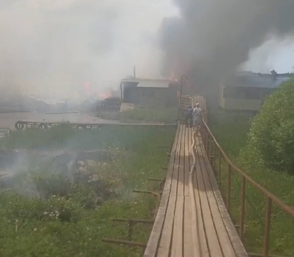 В Тверской области выясняют причины пожара, уничтожившего лодочную станцию  на водохранилище | Вся ТВЕРЬ | Дзен