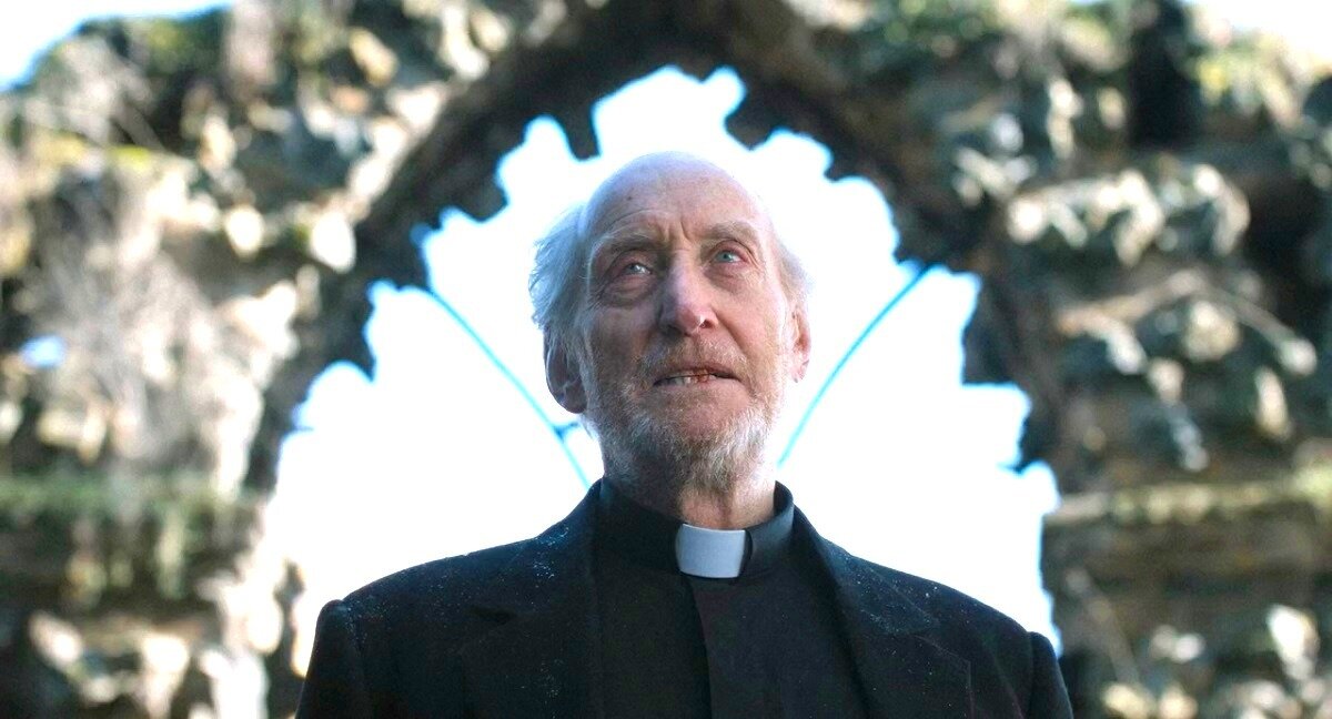 Почто вы, изверги, дедушку Чарли обидели? Не так давно он сыграл аж самого Папу Римского ("Королева змей"), а тут был разжалован до рядового священника и эпизодической роли.  