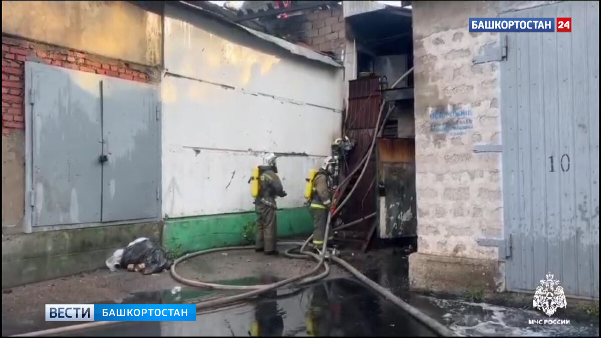    В Уфе тушат крупный пожар на складе ритуальной продукции