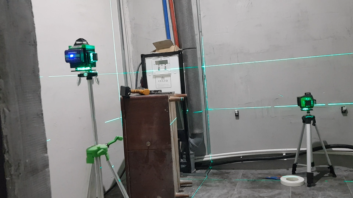 Лазерные уровни используются почти на всех этапах строительства и ремонта. Часто по несколько и одновременно.