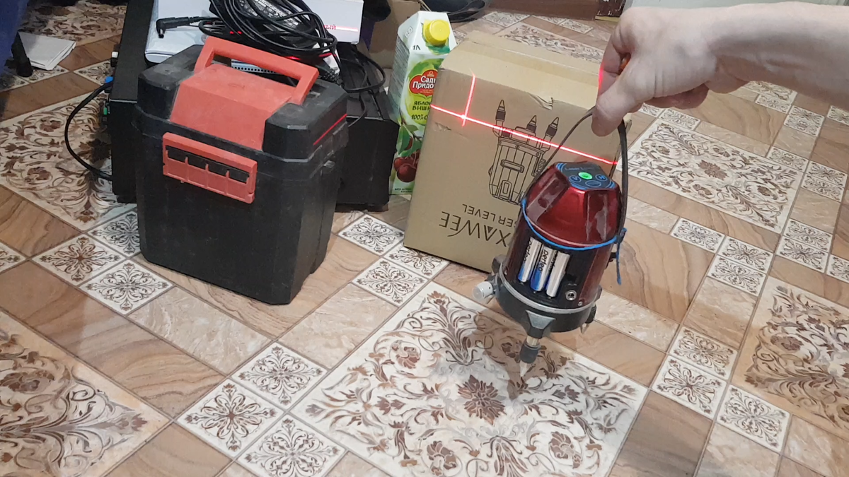 Б.у лазерные нивелиры часто продаются с севшим, изношенным лазером. Днем их не видно.