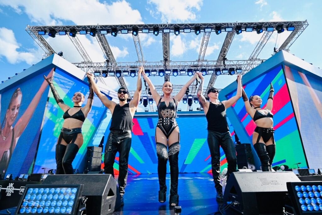 Бузова и её коллектив в Уфе. Источник: vk.com/fest Автор фото: Пресс-служба VK Fest📷
