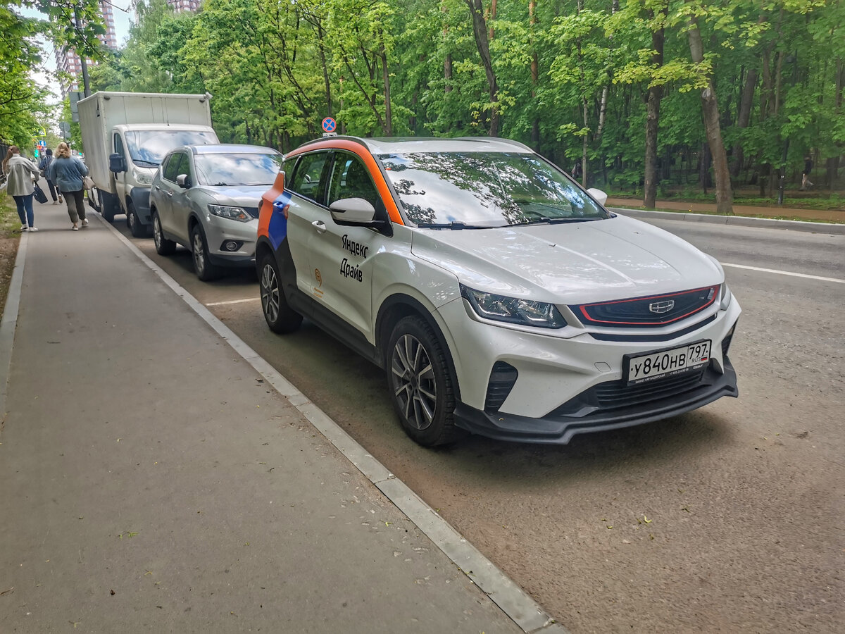 Автомобиль Geely Coolray в роли каршерингового автомобиля. Улица Пехотная.
