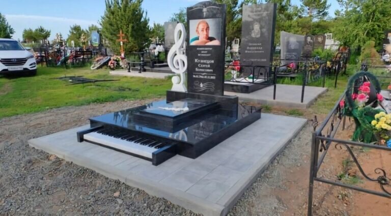    Клавиши и белые розы. В Оренбурге установлен памятник маэстро Сергею Кузнецову Белов Михаил Александрович