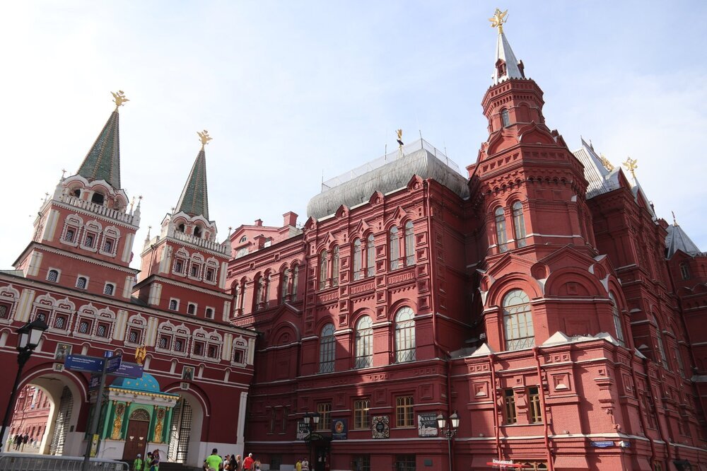 Переход вывел к зданию Исторического музея и Воскресенским воротам (слева на фото).