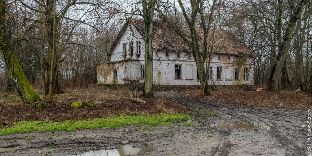 Кирха святой Барбары и заброшенный дом в Храброво