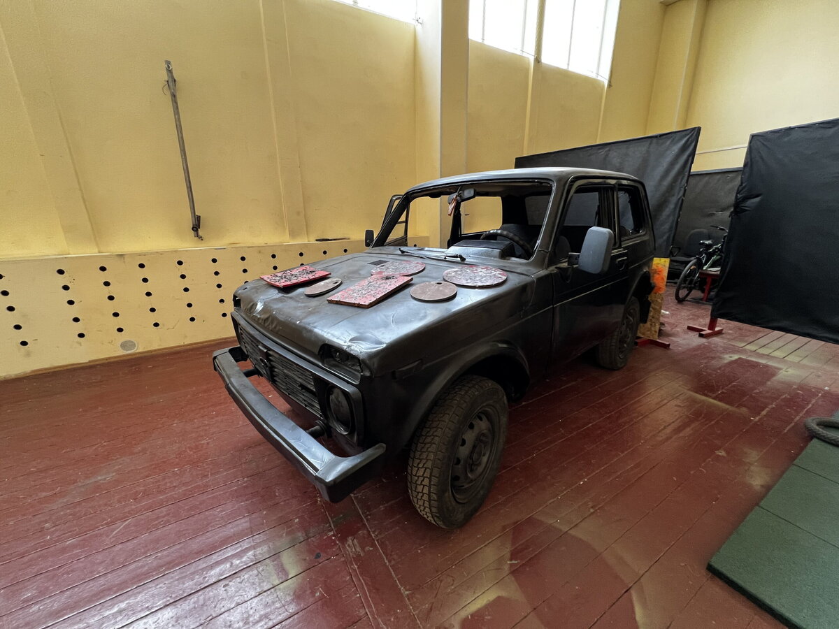    Пособие для тренировки штурма автомобиля с преступниками.