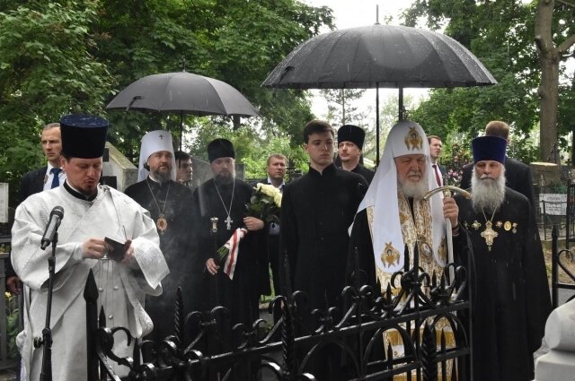    На Скорбященском кладбище, на могиле Елизаветы Михайловны Ротовой, матери своего духовного отца, патриарх Кирилл совершил заупокойную литию. Фото: Правительство Рязанской области