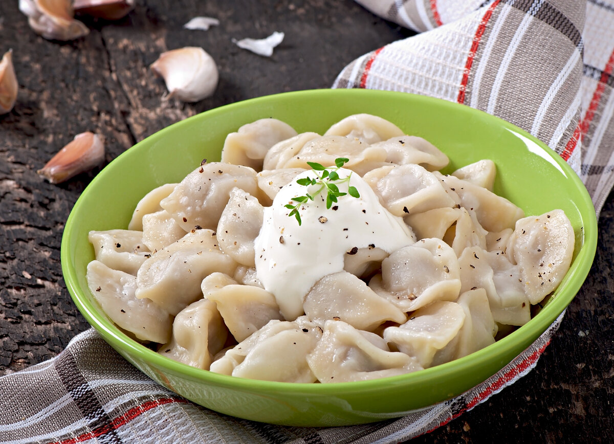 Вареники со сметаной <a href="https://ru.freepik.com/free-photo/meat-dumplings-russian-boiled-pelmeni-plate_7120692.htm#fromView=search&page=1&position=4&uuid=1f00df6d-5abd-411a-9f9d-e06234f3d8ea">Изображение от timolina на Freepik</a>
