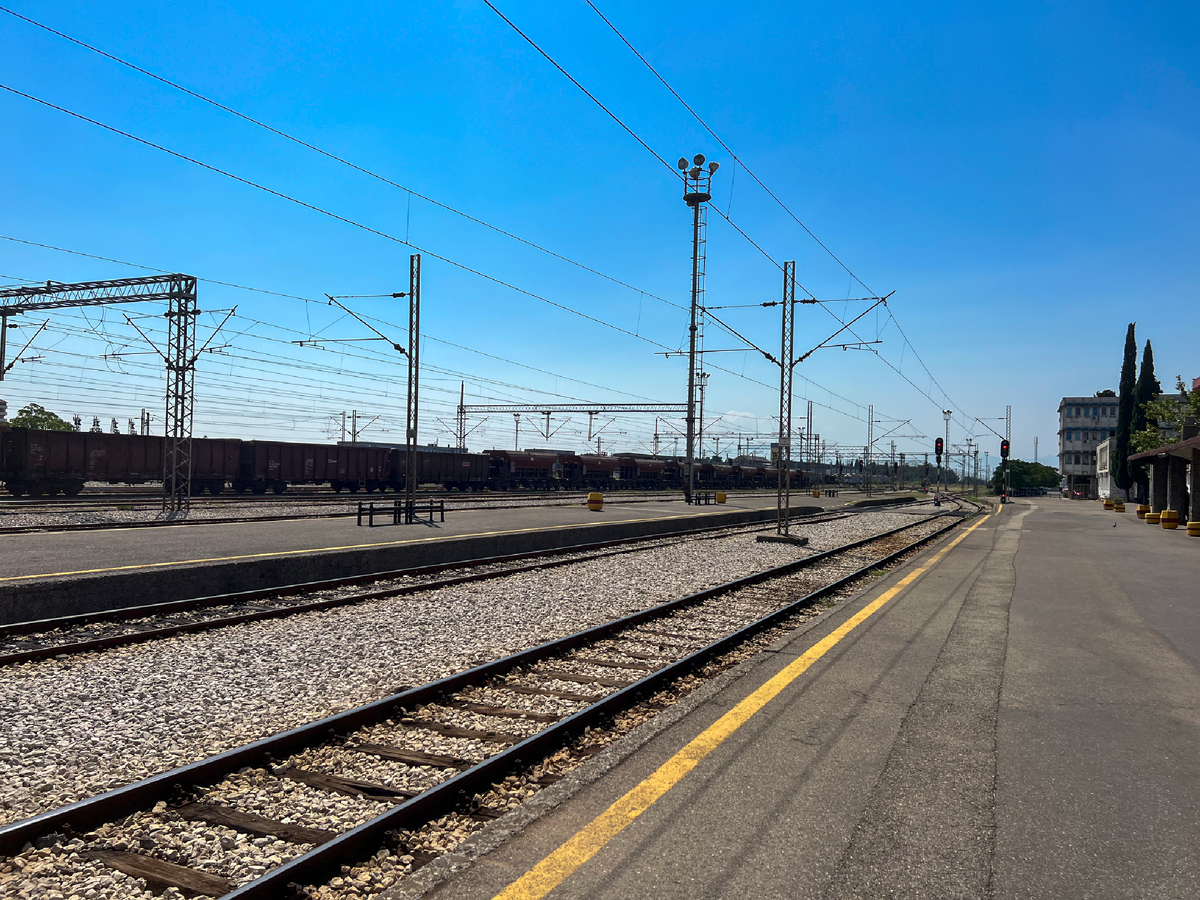 Станция расположена вблизи автовокзала, имеет выход к остановкам общественного транспорта.