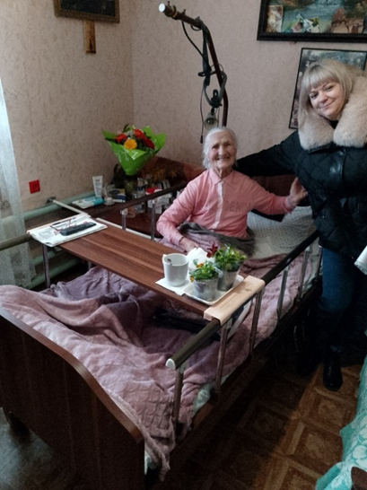 Представитель администрации поздравляет бабулю с 95-летием.