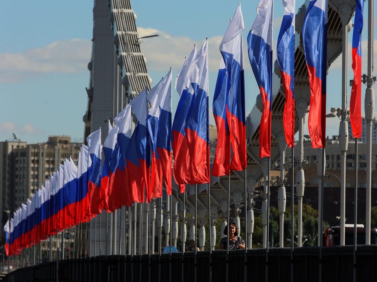    Российские флаги, установленные на Крымском мосту в Москве ко Дню государственного флага России © РИА Новости / Виталий Белоусов