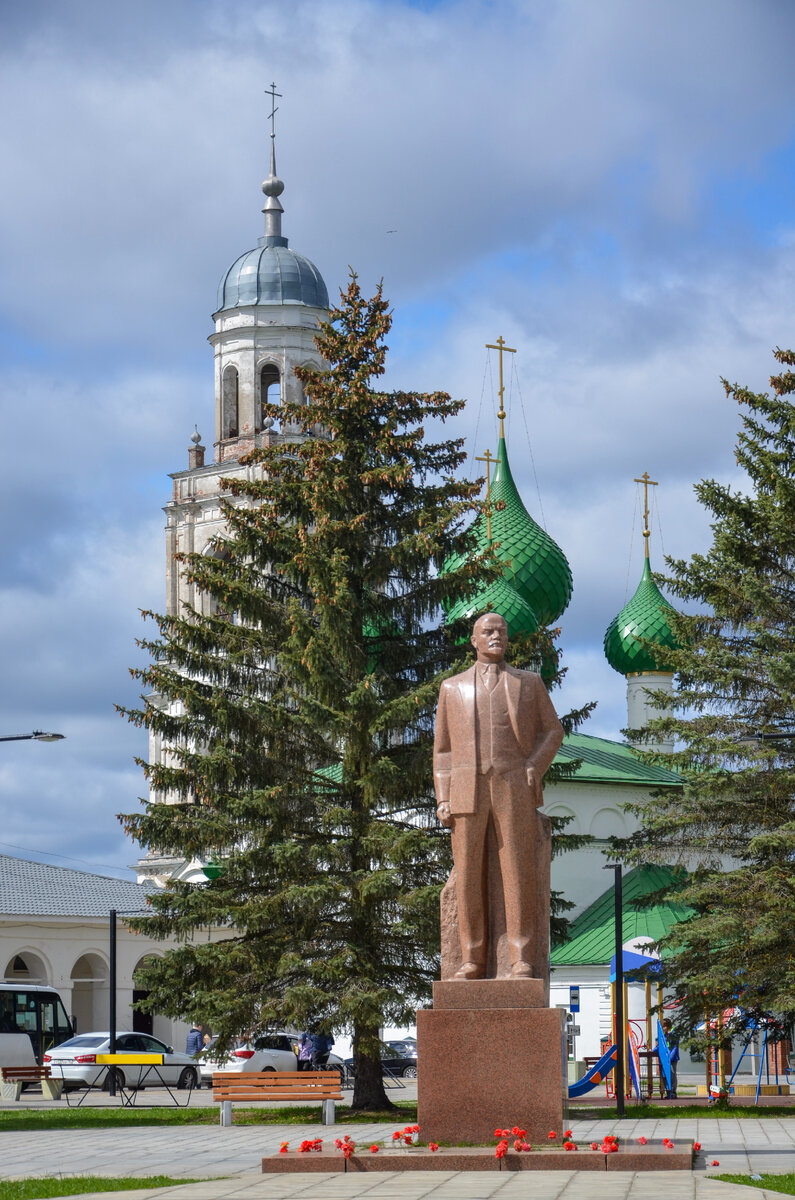 Памятник Ленину на площади Свободы в Пошехонье