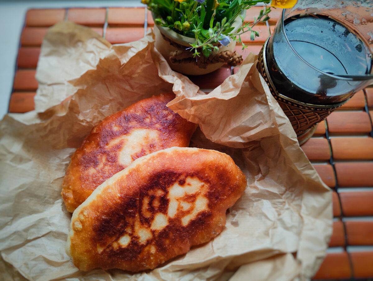 Пирожки-лапти с капустой. Фото автора.