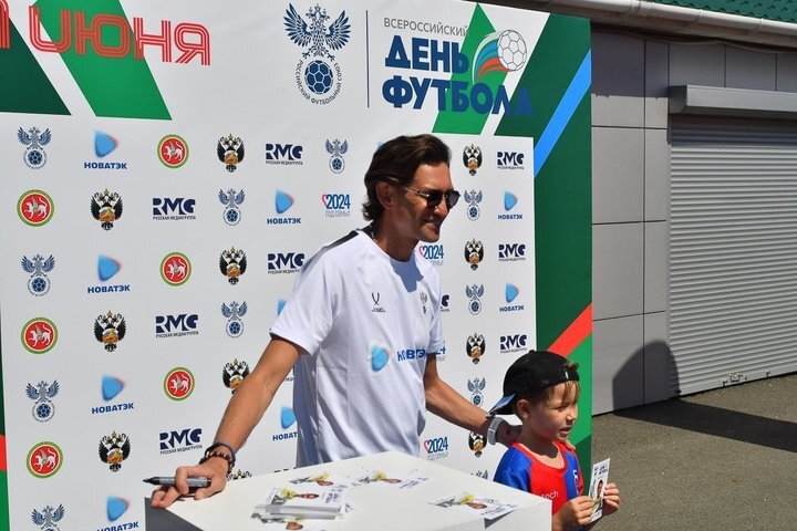 Руслан Нигматуллин на автограф-сессии . realnoevremya.ru/Максим Платонов