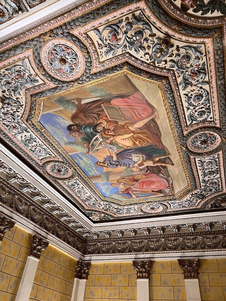 Просто потолок в местном H&M