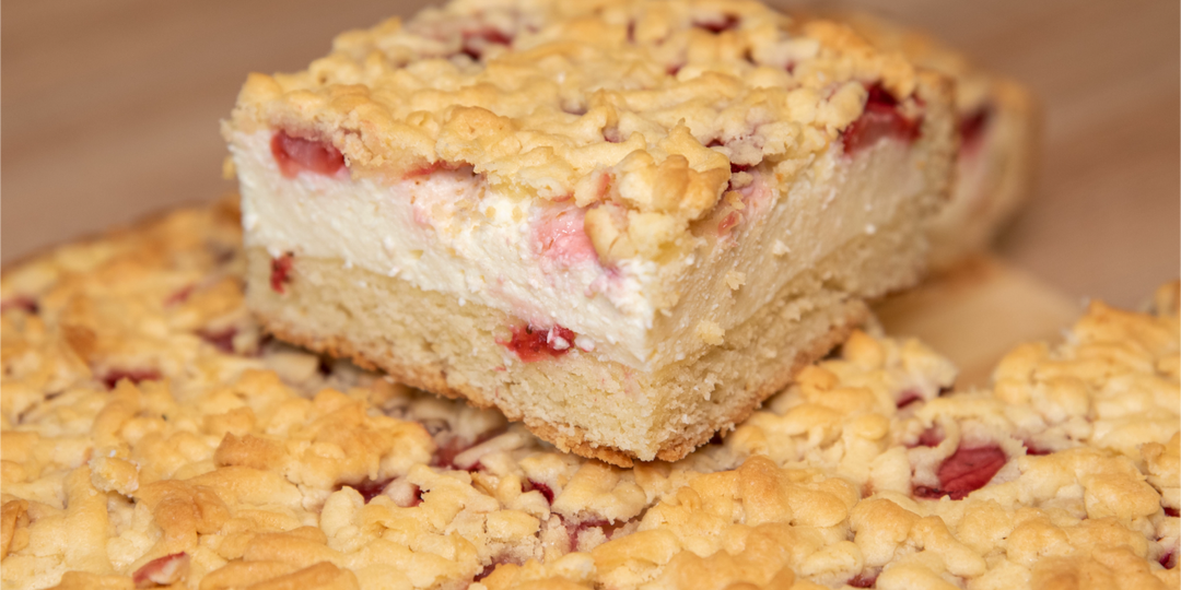 Насыпной песочный пирог с творожным кремом и клубникой.