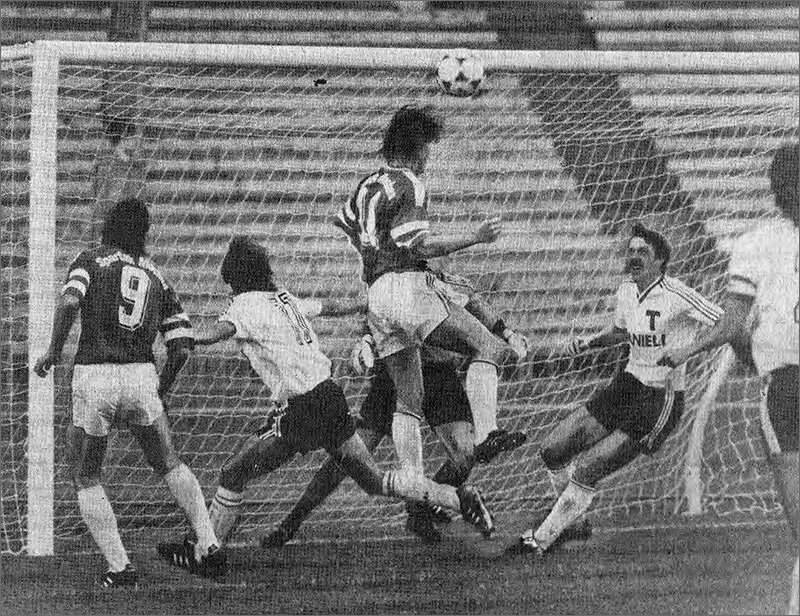 «Спартак» - «Торпедо» (Москва) – 2:0. Слева направо спартаковец Валерий Шмаров (№9), торпедовец Сергей Агашков (№11), спартаковец Александр Мостовой (№11), торпедовцы  Валерий Сарычев (вратарь), Вадим Роговской и Александр Полукаров (№2).