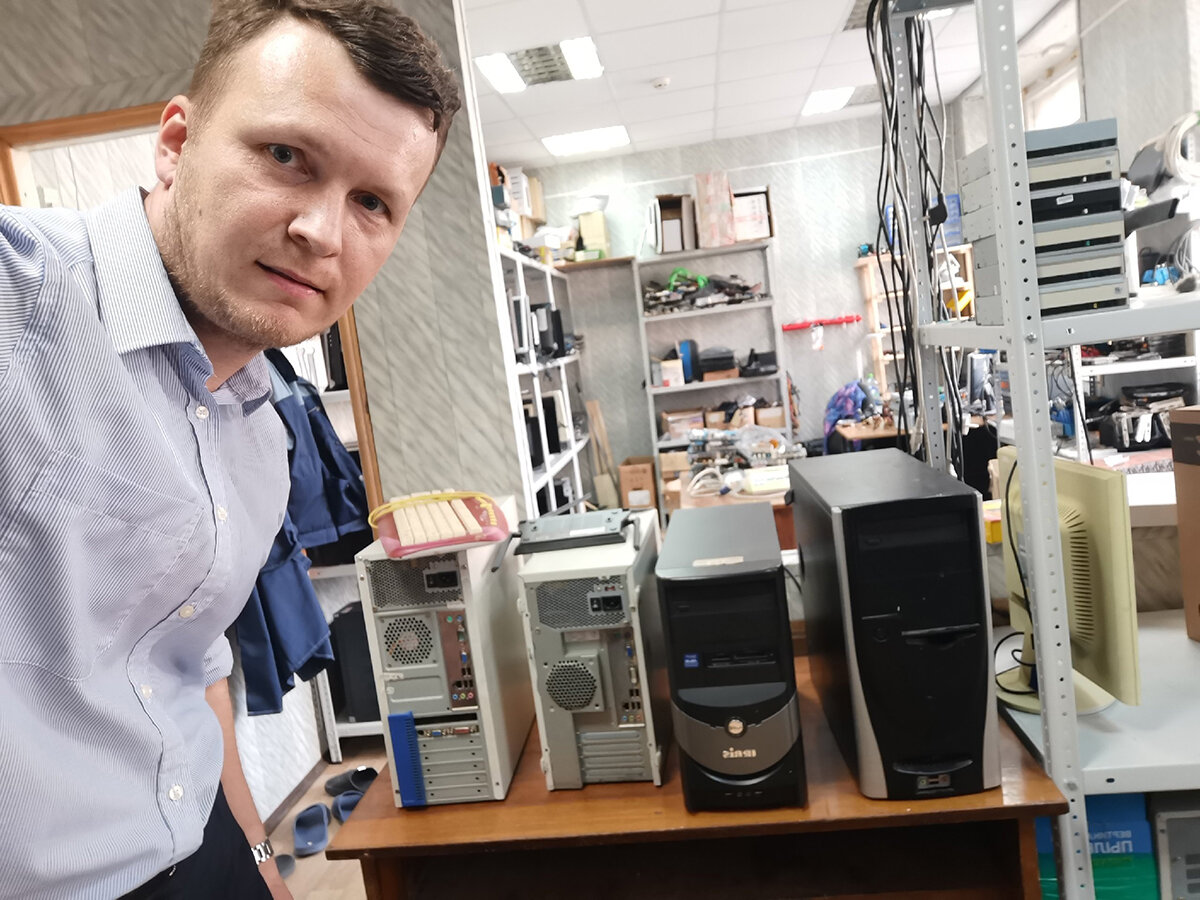 Роман Мирошниченко в мастерской с полученными четырьмя системными блоками Фото: из личного архива героя