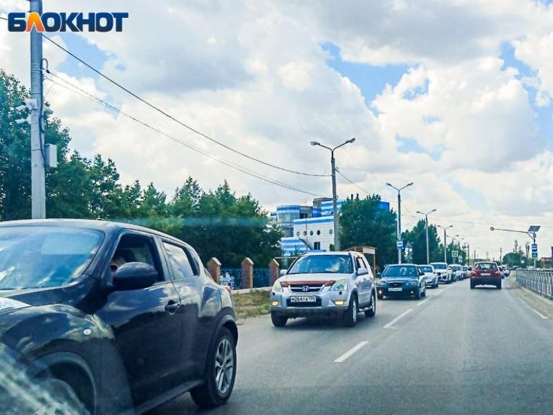 Напомним, что мост на Зеленый летом 2024 года ремонтируют впервые за всю его историю. Работы проводят в рамках национального проекта «Безопасные качественные дороги». Продлится ремонт до конца ноября 2024 года.      
 
 Олег ЕвсеевЖитель острова Зеленый рассказал, что в первый же день ремонта на мосту образовались большие пробки. Второго числа случилась первая авария. Из-за этого въезд и выезд на остров стояли полдня. Чтобы добраться до начала Волжского, теперь «островчанам» нужно по крайней мере около часа. В то время как путь по пустой дороге занимает не более пяти минут.📷
«Километровые пробки с воскресенья уже. Там была первая авария с начала ремонта. Поездка от „Гипермагнита“ до конца моста заняла 40 минут», — пишет в редакцию один из жителей. — «Маршрутки и наглые водители нарушают правила, мчатся по встречке, через сплошную летят. С правого ряда лезут в левый, поворотники не включают. Дорога сужается, а они хотели по правому проскочить. Дурдом! Ремонт ремонтом, но где ГАИ? Поставьте хотя бы на первое время, иначе здесь начнутся постоянные аварии!».📷
📷
Волжане обращаются к городскому руководству и в ГИБДД Волжского с просьбой организовать дежурный пост на мосту острова Зеленый на некоторое время ремонта, чтобы избежать нарушений ПДД и аварий на данном участке.📷
📷
