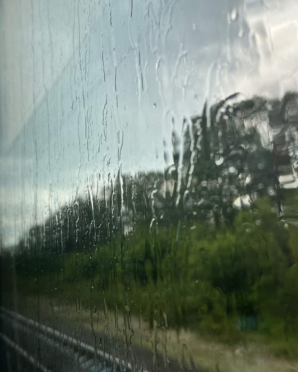 Обожаю, когда едешь в поезде, а за окном начинается ливень