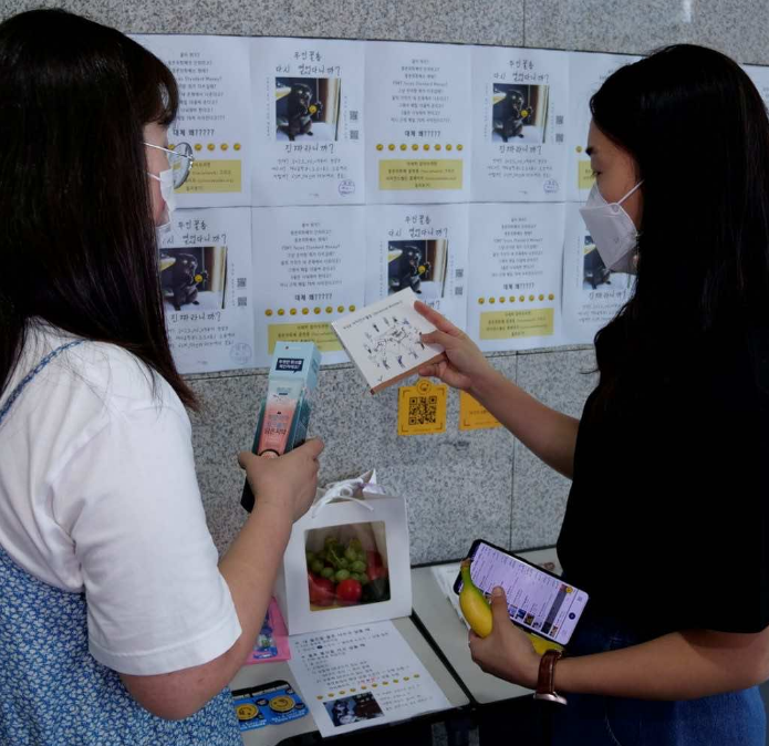 Девушки выбирают, что они могут купить себе на оплату за то, что покакали