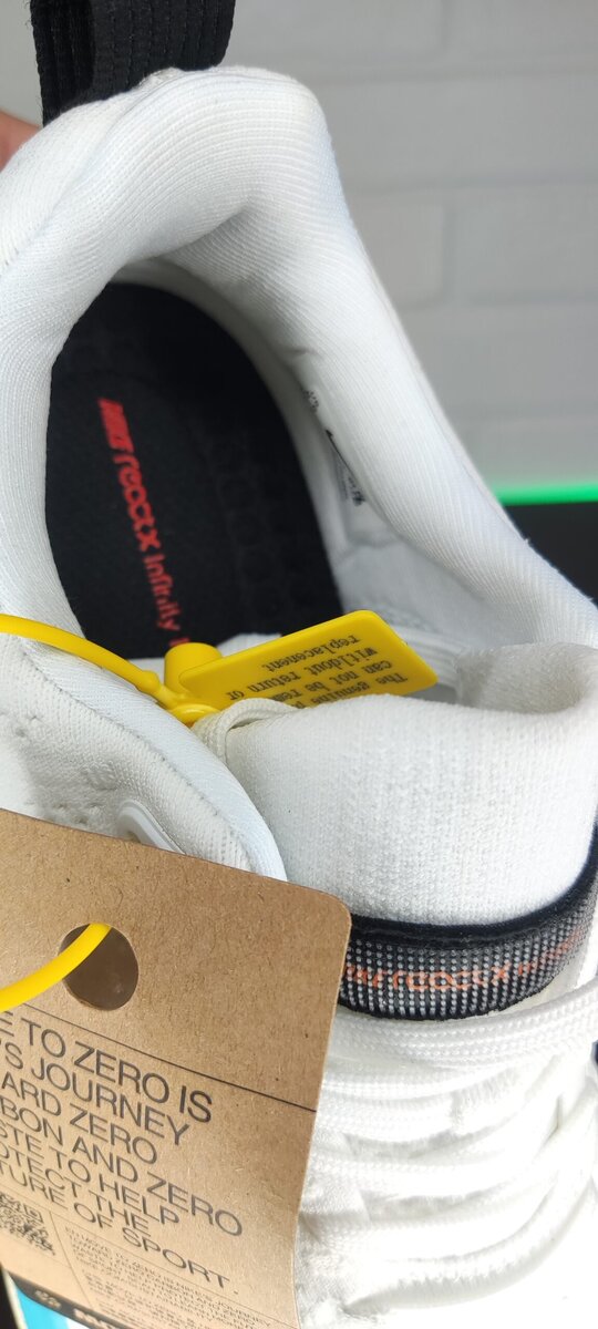 Мягкость и устойчивость: Подошва кроссовок разработана так, чтобы обеспечивать не только мягкость, но и устойчивость. Это помогает предотвратить чрезмерное давление на стопу и способствует равномерному распределению нагрузки.