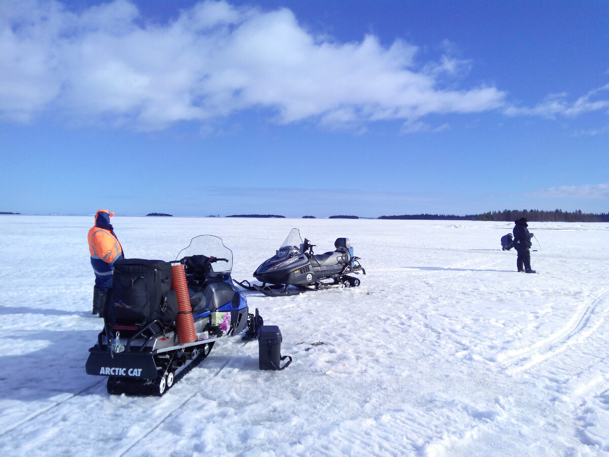 На рыбалку на снежиках - милое дело.