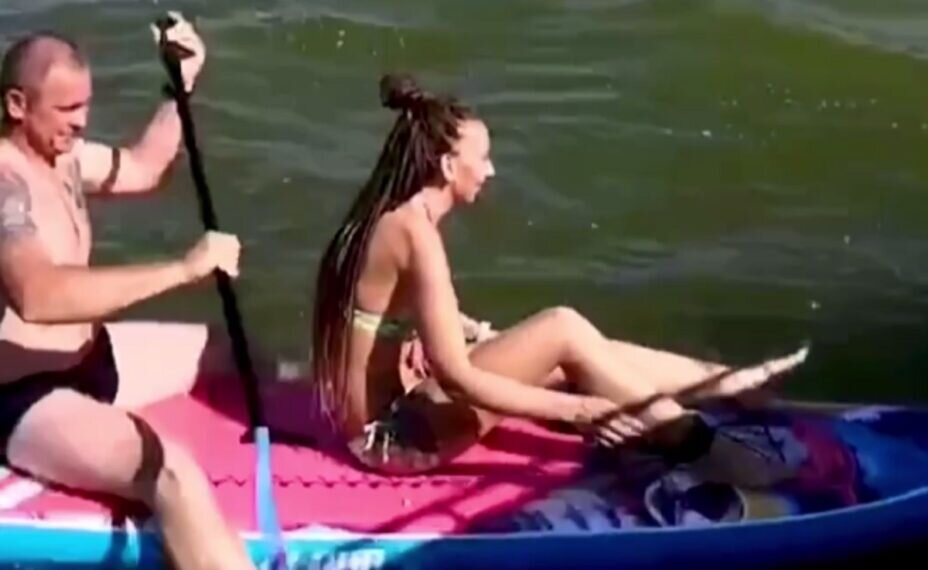    Петербуржцы с радостью встретили сотрудников МЧС. Фото: Скриншот видео.