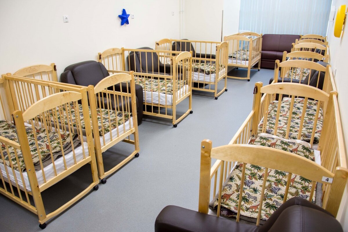 Родителю отдельное спальное место не предоставляется, но можно отдохнуть в кресле рядом с кроваткой в детской спальне. Фото: Шереметьево