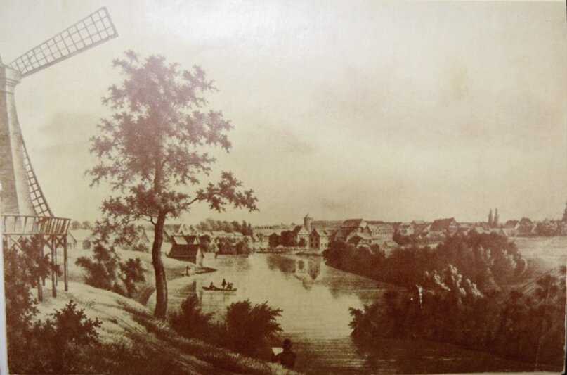 Панорама Инстербурга в 1845 году. На переднем плане видна ветряная мельница у Кирпичных ворот, построенная в конце XVIII века.