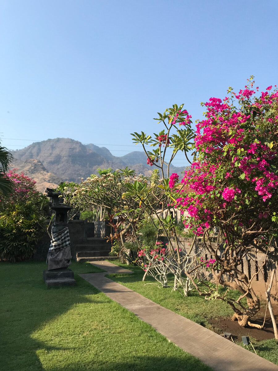 Мой взгляд бы л темноту, не подозревая, что там горы