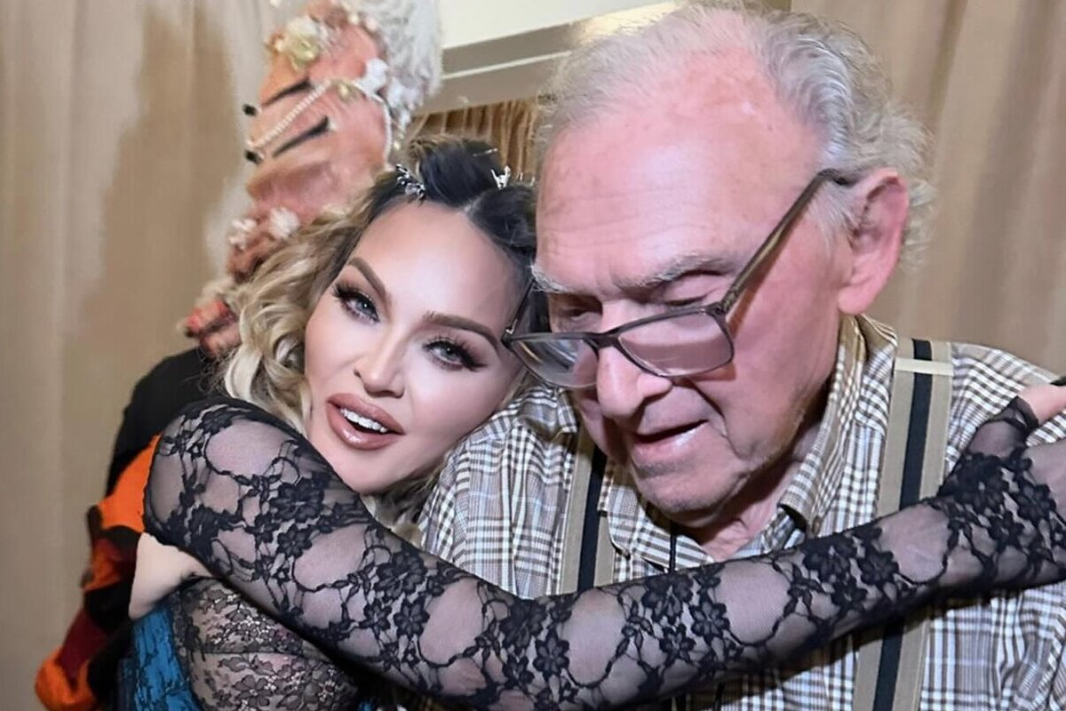     «Ты до сих пор едешь на американских горках под названием "жизнь"»: Мадонна снялась с отцом в день его 93-летия