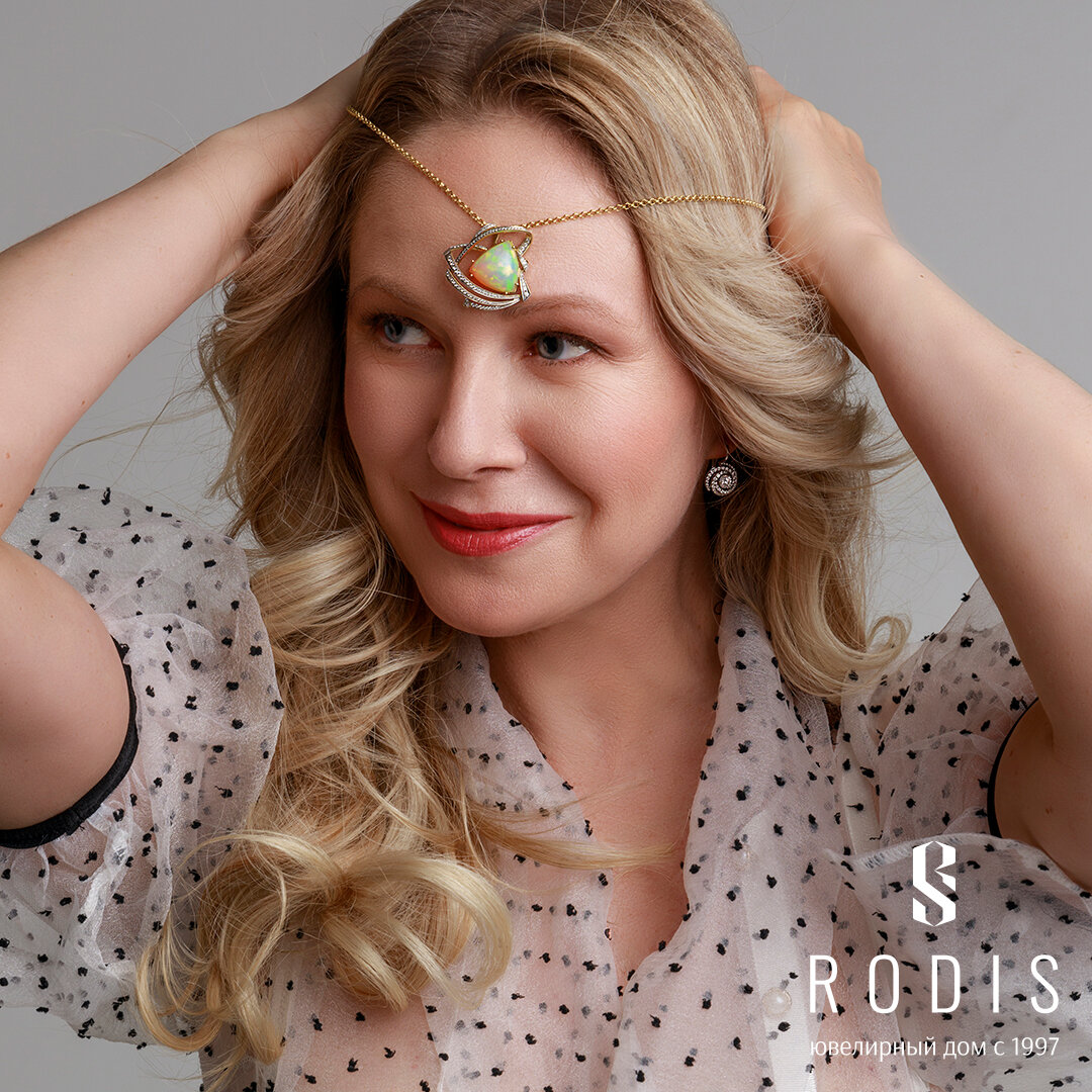 На Эмилии: серьги "Торнадо", белое золото 585 пробы, бриллианты. Подвеска "Лунная радуга", золото 585 пробы, опал, бриллианты.