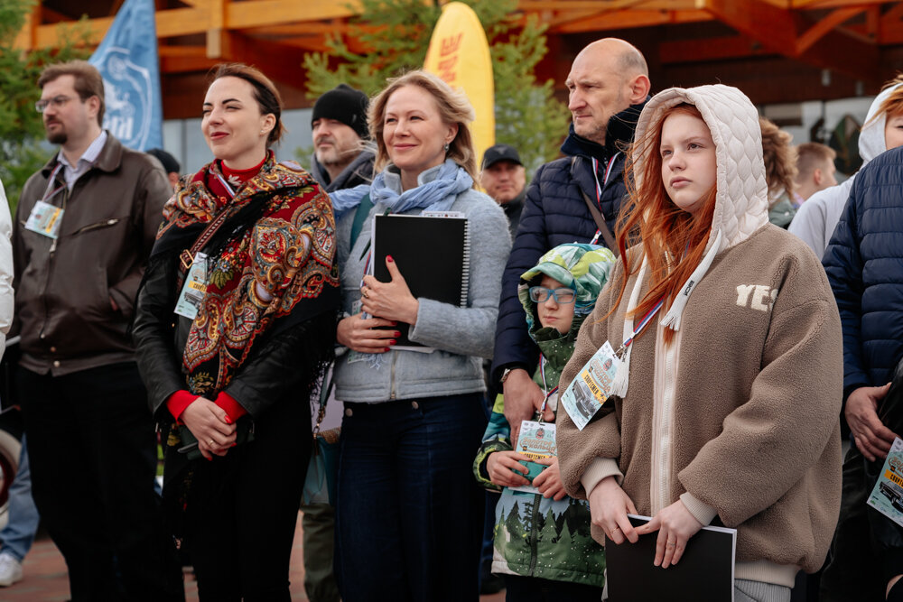 Эмилия Геймансон и участники соревнований на классических автомобилях Кубка РАФ – «Золотое Кольцо. Классик Тур» перед стартом в Переславле-Залесском.