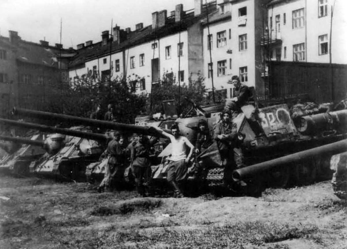 СУ-100 из состава 6-го гвардейского танкового корпуса, Прага, май 1945 года.