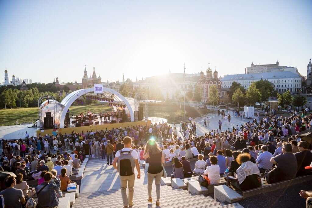 С 10 по 16 июня столица в третий раз примет одно из самых масштабных джазовых мероприятий мира — Московский джазовый фестиваль, на котором выступит больше тысячи артистов из России и других стран.-2