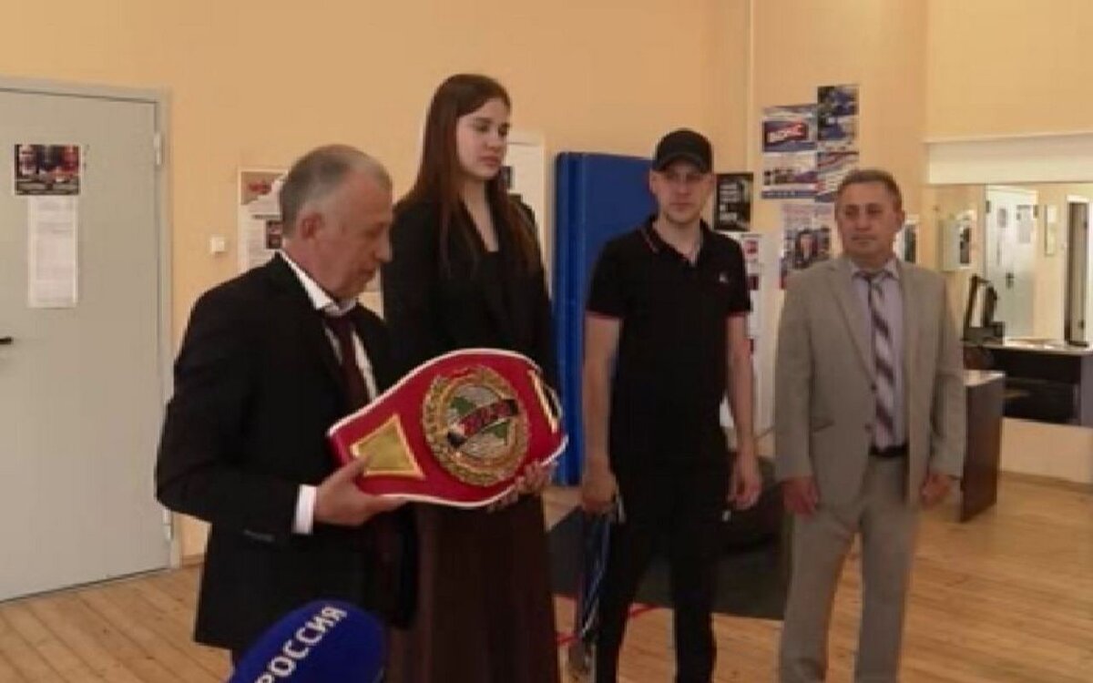   Курскую школу бокса посетила чемпионка мира Елизавета Токарева
